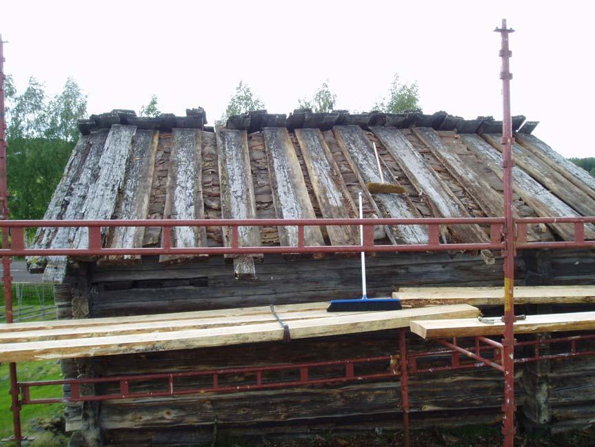 Beskrivning av utförda åtgärder Arbetet med omläggningen av brädtaket på rökbastun genomfördes under sommaren 2008 och slutbesiktigades den 22 oktober 2008. Bild 3.