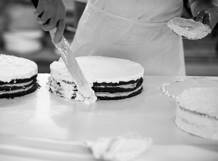 Gräddtårta Klassisk sockerkaksbotten med hallonsylt, vaniljkräm och luftig vispgrädde. Toppad med söta färska jordgubbar och geléspegel.
