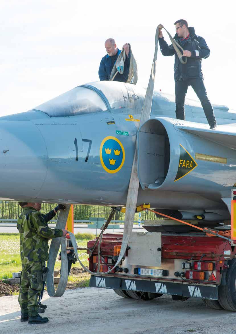 ABRI var bygg- och projektledare för uppsättandet av ett JA 37 Viggenplan, med på bilden är Sune Jonsson och Jan Granström fastighetschef på ABRI.