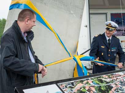 Med på bilden fd flottiljchef Boo-Walter Ericsson, ABRI:s VD Dennis Roberteus och marknadsansvariga Paula van Riessen med Sveriges Radios reporter.