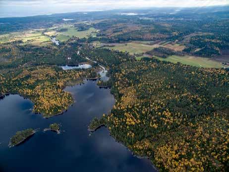 Figur 4.4:1. Skogsmarken kring Storsjön och Harmångersdalen längre österut. Östersjön skymtar i fjärran. Figur 4.4:2. Vattrångs dalgång sett från öster, med den öppna odlingsmarken och bebyggelsen.