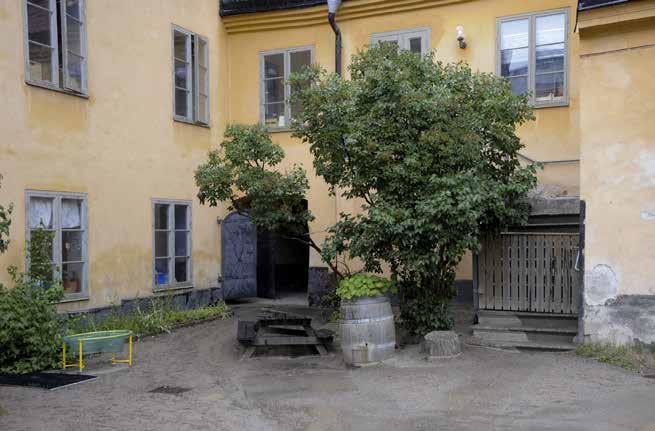 HUS 3 OCH 5 MOT GÅRDEN MED BL.A. EN ÄLDRE JÄRNDÖRR I PORTVALVET. FOTO J. MALMBERG. kartan) och en stall- och ladugårdslänga av trä med plats för åtta hästar och lika många kor (numera riven).