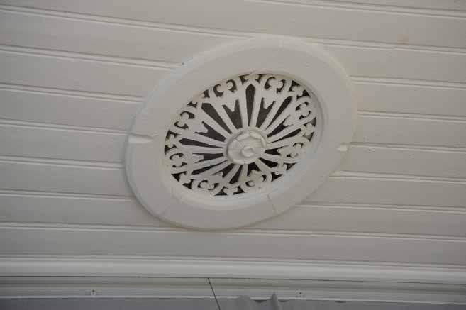 DEKORATIVT VENTILATIONSGALLER I GYMNASTIKHUSET, HUS 6, FRÅN 1880-TALET. FOTO J. MALMBERG.