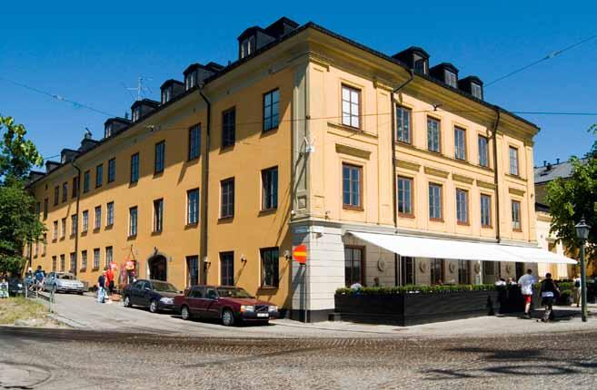 Byggnaden sedd från hörnet Allmänna Gränd /Falkenbergsgatan. I fasaden mot Falkenbergsgatan kan de olika byggnadsetapperna avläsas i de skiljda fönsterhöjderna. Foto: J. Malmberg.
