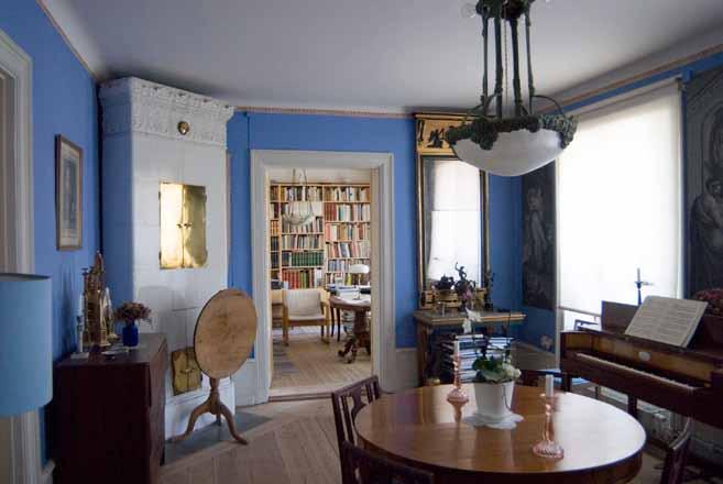 Interiör med fotpanel, profilerat dörrfoder och kakelugn från 1800-talets andra hälft. Foto: J. Malmberg.