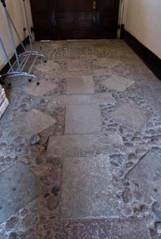Gård och portgång Gården nås från Falkenbergsgatan via en portgång i hus 3 med en kraftfullt utformad ekport med spröjsat överljus från 1900-talets första årtionden.