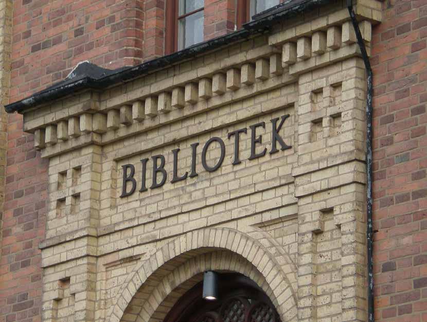 Skyltar kan vara ett viktigt inslag i en byggnads bevarandevärde som skylten på gamla biblioteket i Skara. Detta är en skylt med s.k. friliggande bokstäver.