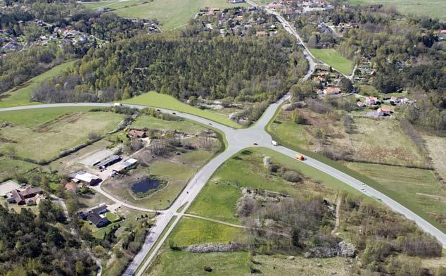 Fotomontage Alternativ 1-4 vid Mariedalsvägen sett mot väster. Iseråsskolan i fonden. Omgivningen har karaktären av gammal vacker landsbygd med bebyggelse samlad på åsarna och med små vägar.
