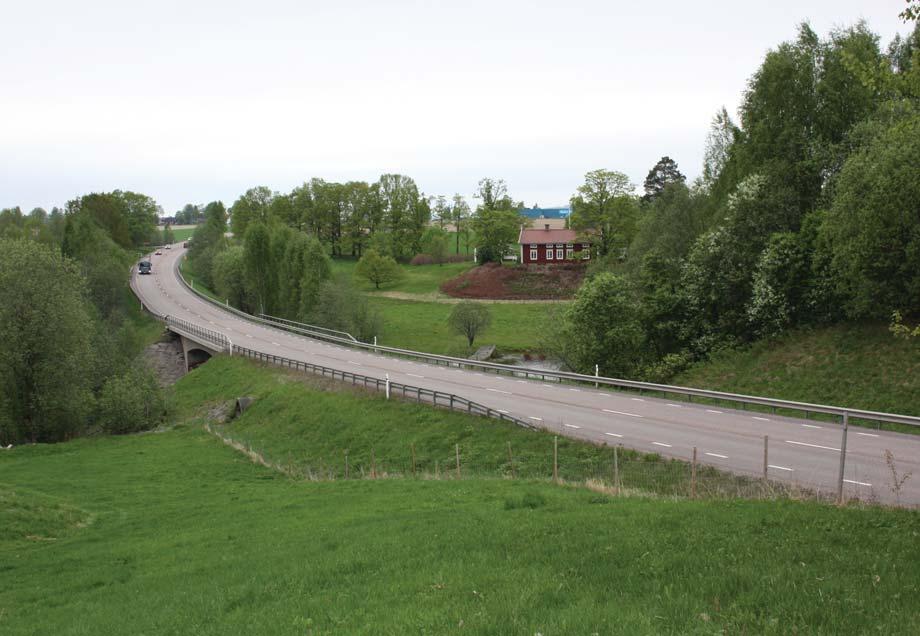 4.7 Ny bro vid sidan av befintlig bro över Tunaån Intill befintlig bro över Tunaån kommer ytterligare en bro att anläggas, för trafik i södra riktningen.