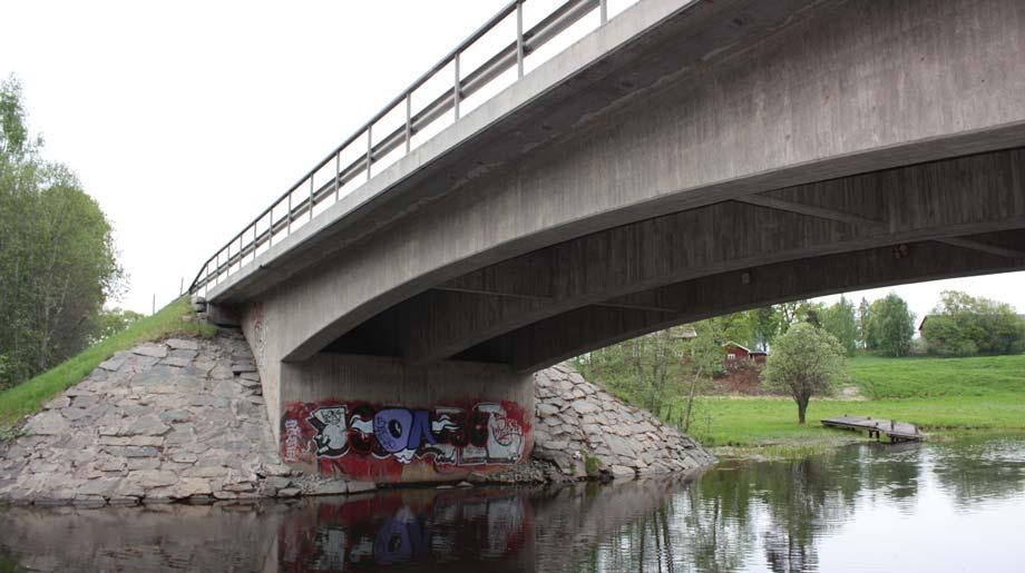 Den högra bron är befintlig, den vänstra bron är nybyggd. Vy mot Borlänge centrum.