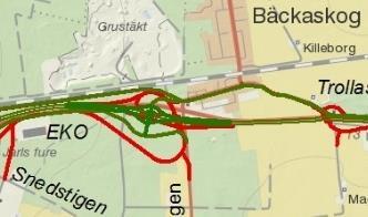Figur 26 Röda linjer avser bortvald lösning för trafikplats Bäckaskog och lokalvägen. Effektbelysning i Trafikplats Bäckaskog Effektbelysning av bron över E22 i Trafikplats Bäckaskog har valts bort.