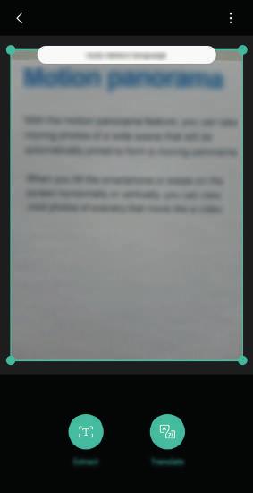 1 Rikta kameran mot önskad bild eller önskat objekt och aktivera Bixby Vision. 2 Håll visitkort eller text inom ramen för kamerans sökare för identifiering.