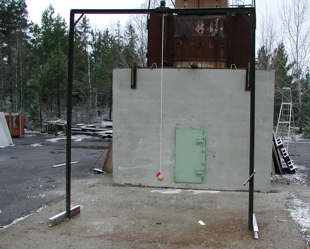 2. Försöksuppställning 2.1. Provobjektet Försöken genomfördes på, skjutplats 11, där ett betongelement. m brett, 2. m högt och.
