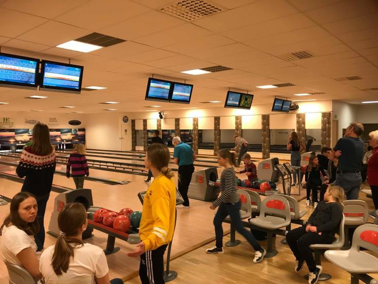 att under 1½ timme spela bowling och ha en trevlig stund tillsammans.