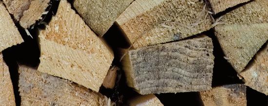 Steg 3 - Gör allt klart för att tända Placera 2-3 bitar av brinnande trä, dvs stora stockar i botten. Placera finspäntad tändved på kors och tvärs på toppen av de stora bitar av trä.