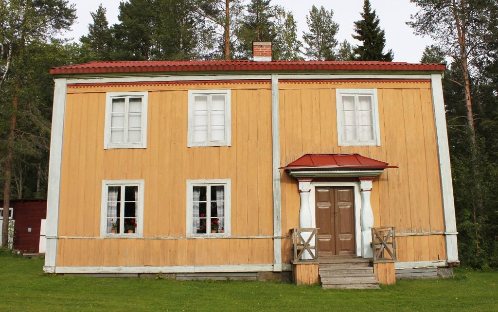 Historik På hembygdsgården i Bräcke står ett bostadshus som tidigare stått på Ol- Persgården, Mordviken. Byggnaden har en rikt dekorerad dörromfattning och taklist.