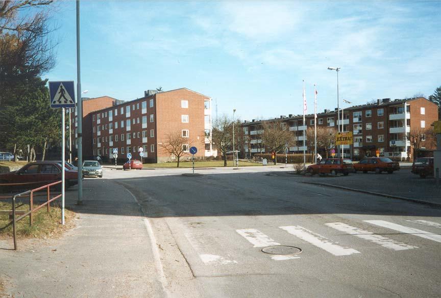 Figur 4 Övergångsstället över Hjortmossegatan vid VIVO före ombyggnaden (korsning 2). Figur 5. Gångpassagen över Hjortmossegatan vid VIVO efter ombyggnaden (korsning 2).