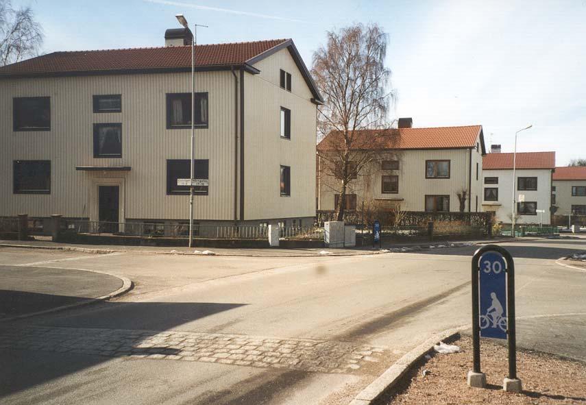 I korsning 1 mellan Hörngatan och Klintgatan har korsningsytan upphöjts och inga särskilda gångpassager har markerats efter ombyggnaden.