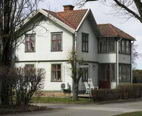 Till höger: Kinnekullegatan 35 utmed den alléförsedda Kinnekullegatan.