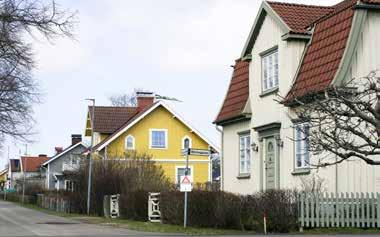 EN STILBLANDNING FRÅN SEKELSKIFTET Till vänster: Närmast kameran det 20-talsklassicistiska Karstorpsgatan 2 (byggt 1921), och där bortanför Odengatan 3 från 1917 som representerar ett något