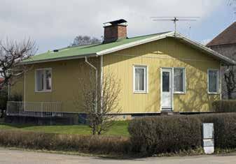 Till höger: Bruno Mathsson-ritade villan på Karstorpsgatan 26 från 1949 med flackt sadeltak och kraftigt taksprång.