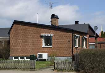 DEN MODERNISTISKA UTBYGGNADEN Till vänster: Henrik Schager-ritade villan på Karstorpsgatan 22 från 1962 känns igen på de asymmetriska sadeltaken.