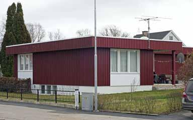 En originell detalj är att takfotssargen har samma stående träpanel som fasaden. När stadsdelens etableringsfas var över på 1930-talet skulle det dröja innan någon större utökning kom till.