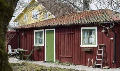 För att bibehålla sin anspråkslöshet bör de rödfärgas och på så sätt markera skillnad mot bostadshusets mer påkostade utformning och kulörval. Till höger: Tillbyggnader gör sig bäst på baksidan.