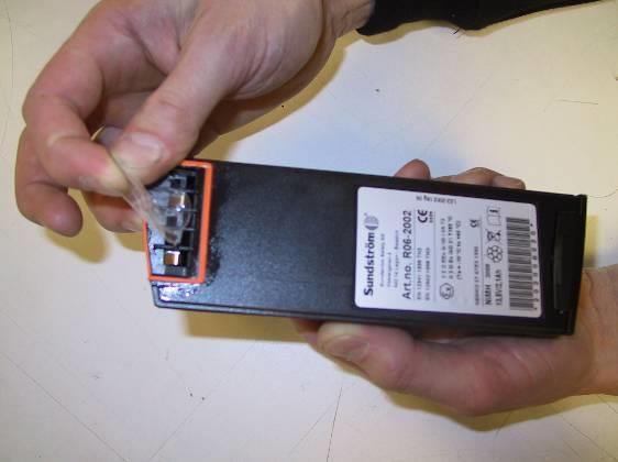Sida: 4 av 28 2.3 Batteri Nya batterier skall laddas före första användningen. Ta bort skyddstejpen som sitter över batteriblecken.