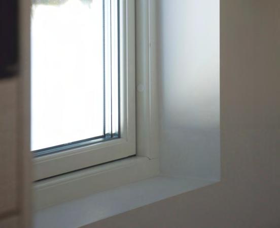 Fönsterdörr Stabil, vitmålade 3-glasfönster, isolerruta. Runda och halvmånefönster levereras alltid alubeklädda och fasta.