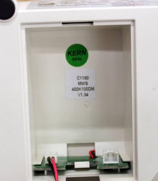 10.6 Batteri-/ackumulatordrift (tillval) För att öppna batterifacket på modeller som saknar direkt tillträde till displayens baksida skruva ur två svarta rattar som finns på båda sidor av displayen