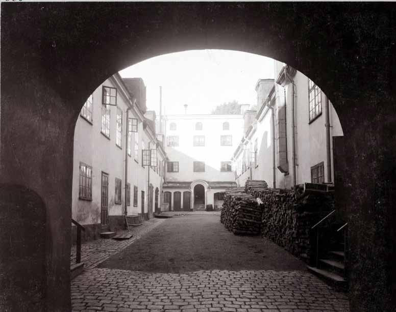 SAMMA VY 1906. PÅ FLYGLARNAS TAK SITTER STORA TAKKUPOR FÖR INTAG AV VAROR O.DYL SOM SENARE HAR TAGITS BORT, ANNARS ÄR INTE MYCKET FÖRÄNDRAT PÅ MER ÄN 100 ÅR. FOTO LARSSONS ATELJÉ, SSM FA49561.
