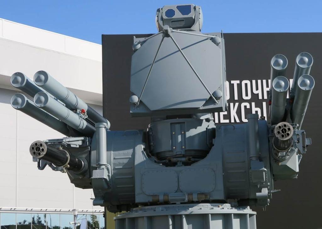 markversionen Pantsir-S (SA-22). Det primära vapnet är systemets luftvärnsrobotar. De kan backas upp med två 30 mm gatlingkanoner som ger en sammanlagd eldhastighet om cirka 10 000 skott/min.