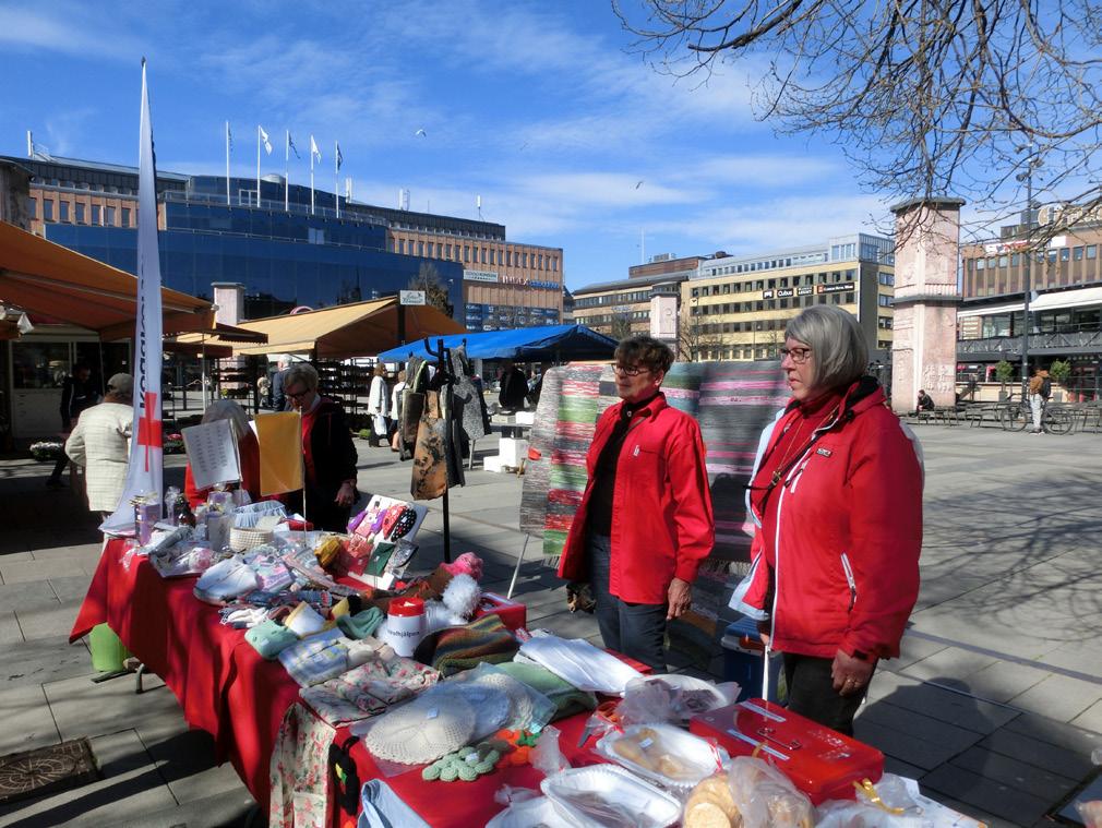 Babykläder har skänkts till förlossningsavdelningen, Gävle sjukhus och Diakonirådet. Hedesunda I Hedesunda genomfördes en julmarknad med paketlotteri, hantverkslotteri och försäljning av hembakat.