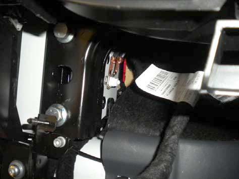 till RÖD kabel från larm batteri (se punkt 12).