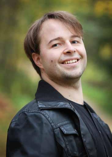 Taavi Oramo Taavi Oramo är en mångsidig musikbegåvning som förutom att han dirigerar också är sångare, klarinettist och handhar elektroniska instrument.