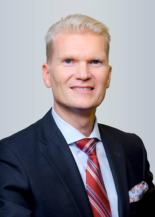 2014; Accenture Interactive, vicepresident (ASEAN) 2011 2013; Premier Farnell Plc, äldre vicepresident för ecommerce & Digital 2006 2011; Capgemini Consulting, verkställande konsult 2001 2006;