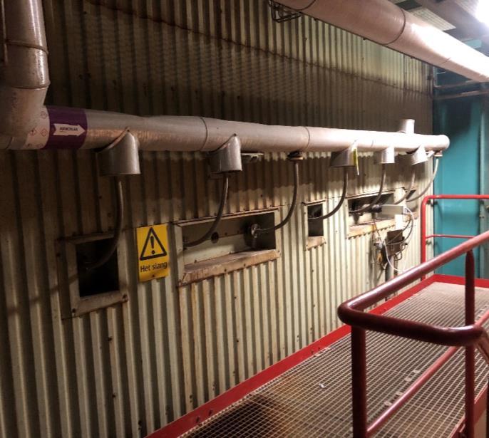 Ammoniakdoseringen regleras upp till max 320 l/h beroende på mängden NO i rågasen, vilken mäts före slangfilter 1.