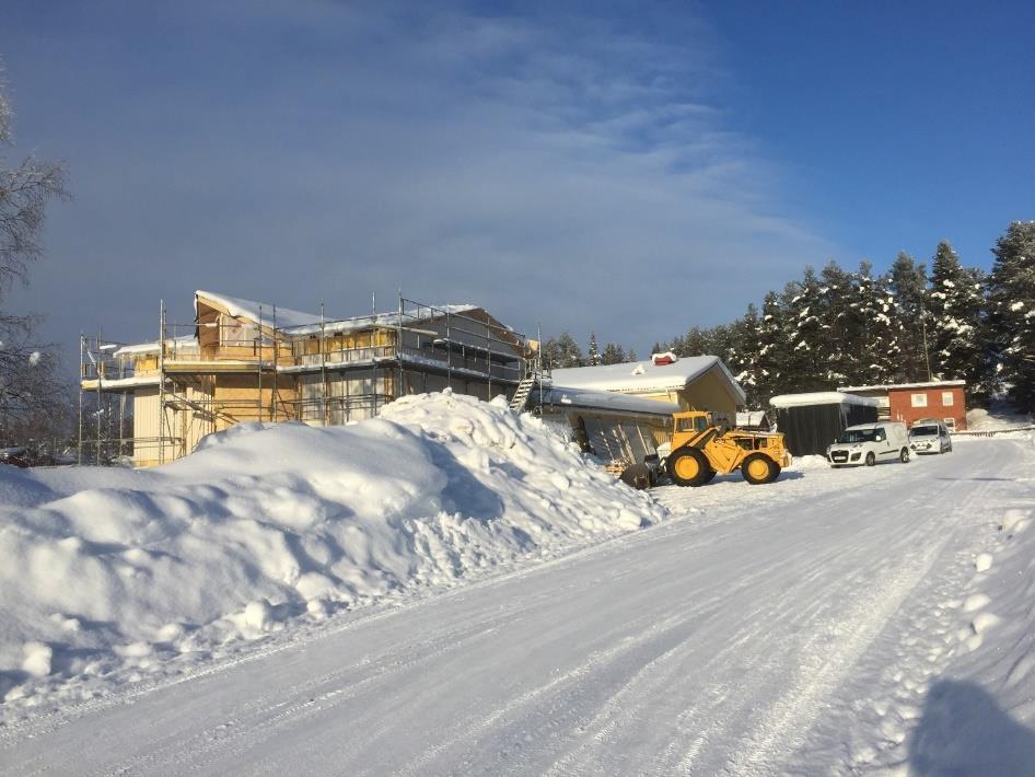 Bild visar utbyggnad sett från Kvarnbogatan, februari 2018. Byggnaden upptar tillsammans med den nya tillbyggnaden en byggnadsarea omfattande ca 985 m 2.
