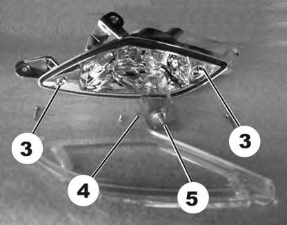 Service 5. 4. Ta loss skruvarna (3) på glaset. 6. Ta loss glaset. 7. Lossa skruvarna (4) på det orangefärgade locket (5) och ta loss locket. 8. Byt ut lampan. 9.
