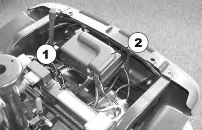 Invacare Leo 6. 13. Ta bort motorn nedåt ut ur scooterns ram. 14. Skär upp buntbanden (1) och ta bort. 7. Fäll upp elektronikens hölje (2). 8.