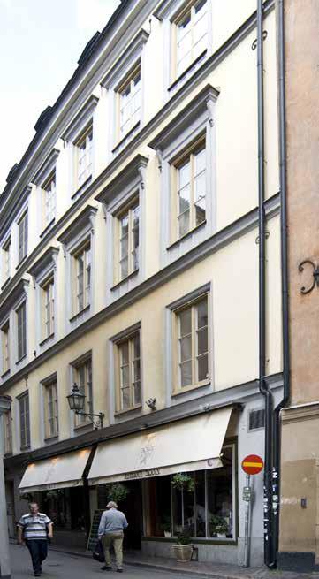 FASADEN MOT VÄSTERLÅNGGATAN PRÄGLAS AV DET SENA 1800-TALETS DEKOR MED KLASSISERANDE FÖNSTEROMFATTNINGAR, MEN BEVARAR OCKSÅ ANKARSLUTAR AV 1600-TALSTYP MED VOLUTER. FOTO: J. MALMBERG.