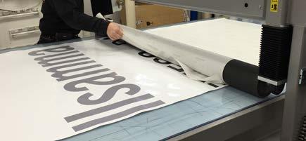 SKYLTTILLVERKNING OCH EFTERBEHANDLING. VID MONTERING, LAMINERING OCH ANVÄNDNING AV APPLICERINGSTAPE.