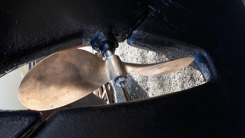Förkoppring av propeller Sidan 2 av 8 Tillämpning, båt 1, L-32 Foton av Staffan Österling Propeller: Renborstad (Scotch-rondell, stålborste) och avfettad med aceton. Ytan är inte blankpolerad.
