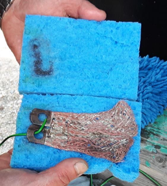 Svamp (Biltema artnr 47-860), Tvättvante (Biltema artnr 3697), Kabel 2 * 0,75 mm2, koppartråd. Kopparsulfat löst i vatten ca 200g/lit. Inhandlat på Leksakshuset. Se bild sid 1.