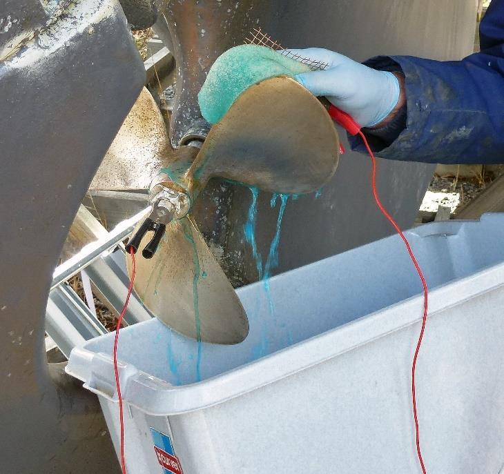 Genomförande 2017-04-22 Först provades med batteri och kopparnät som beskrivet ovan. Svag kopparfärg kom på bladen. Ström någon 10-dels A.