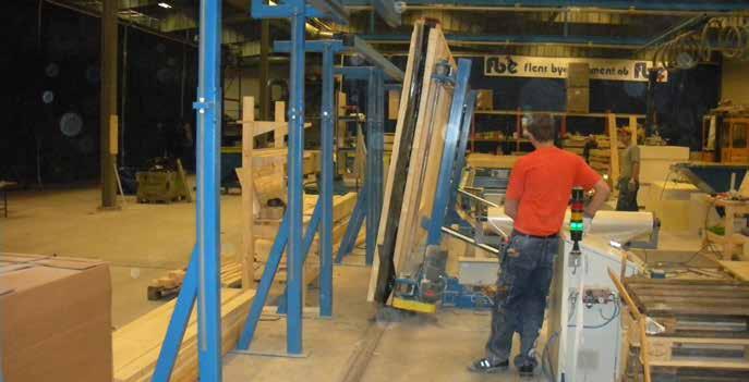 POSITION B Skivor läggs på regelverket och spikas med hjälp av en spikportal (NB1000/ NB3000) eller helt manuellt. Vändprocessen inleds och uppresarbord och mottagarbord reses upp.