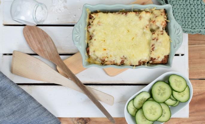 TISDAG LASAGNE MED RICOTTA 45 MIN Sätt ugnen på 200 grader. 1. Koka upp mjölk och red av den med maizena utblandad i lite vatten. Tillsätt ost och smaka av med salt och peppar. 2. Hacka tomater och vitlök.