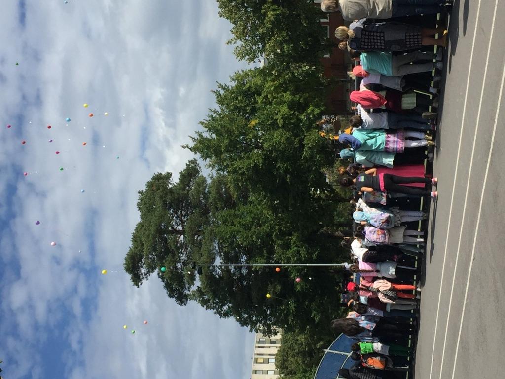 Skolan är en mångkulturell skola i Vårberg, där vi har kompetenta lärare från hela världen. Vi arbetar utifrån samma Specialpedagogiska upplägg med tydliga ramar och struktur i alla klasser.