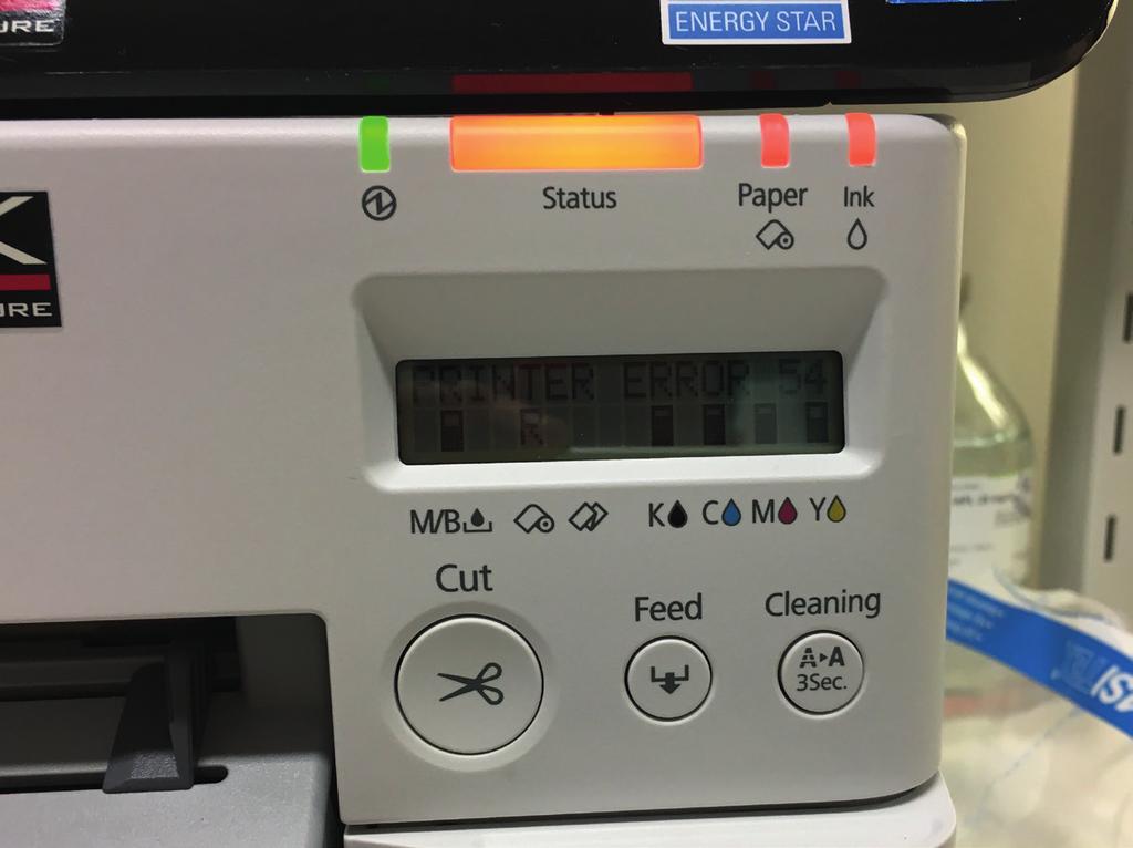 Skrivarens sax hackar/printer error 54 När skrivaren försöker klippa av etiketten hörs ett hackande